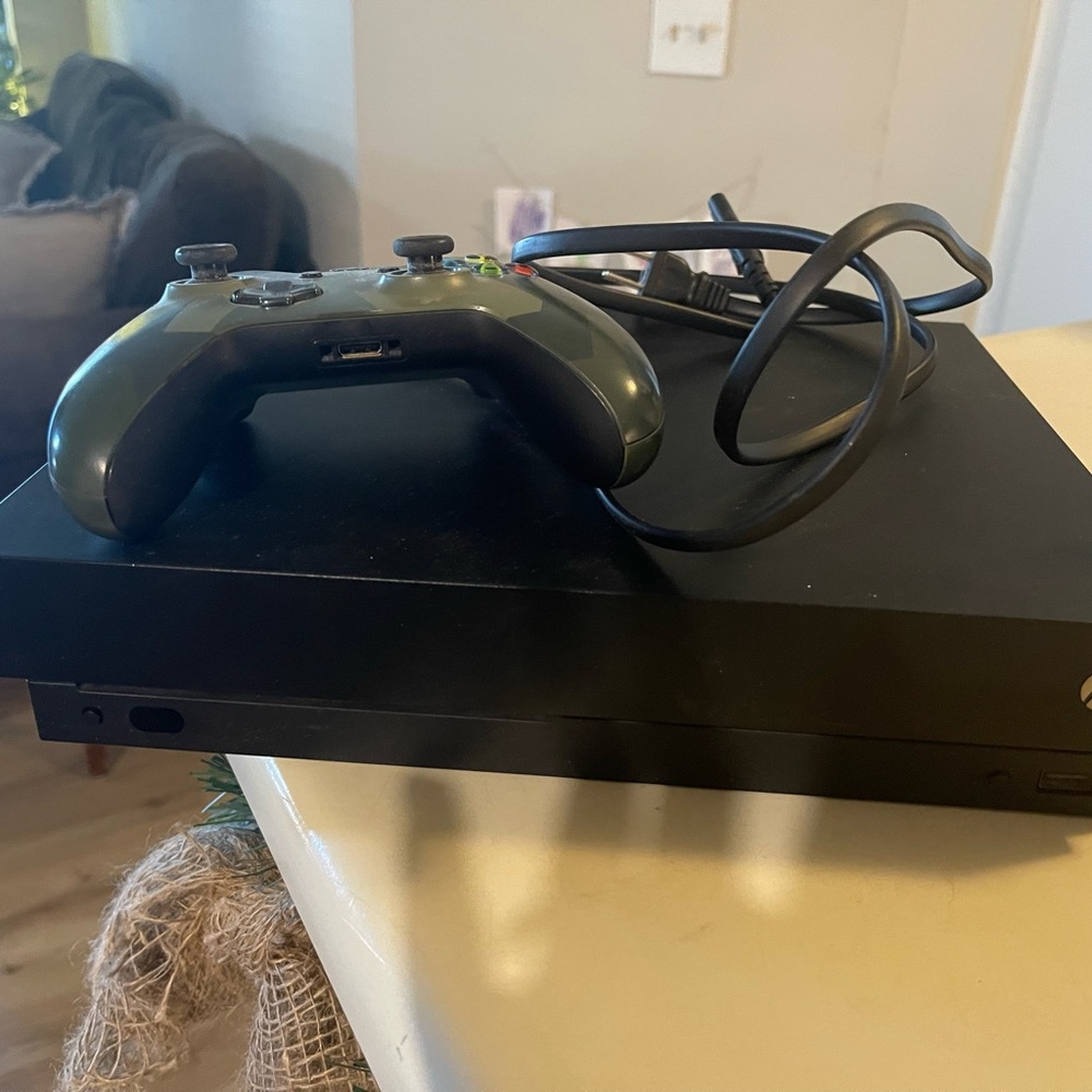 Xbox and controller - Picture 2 of 3